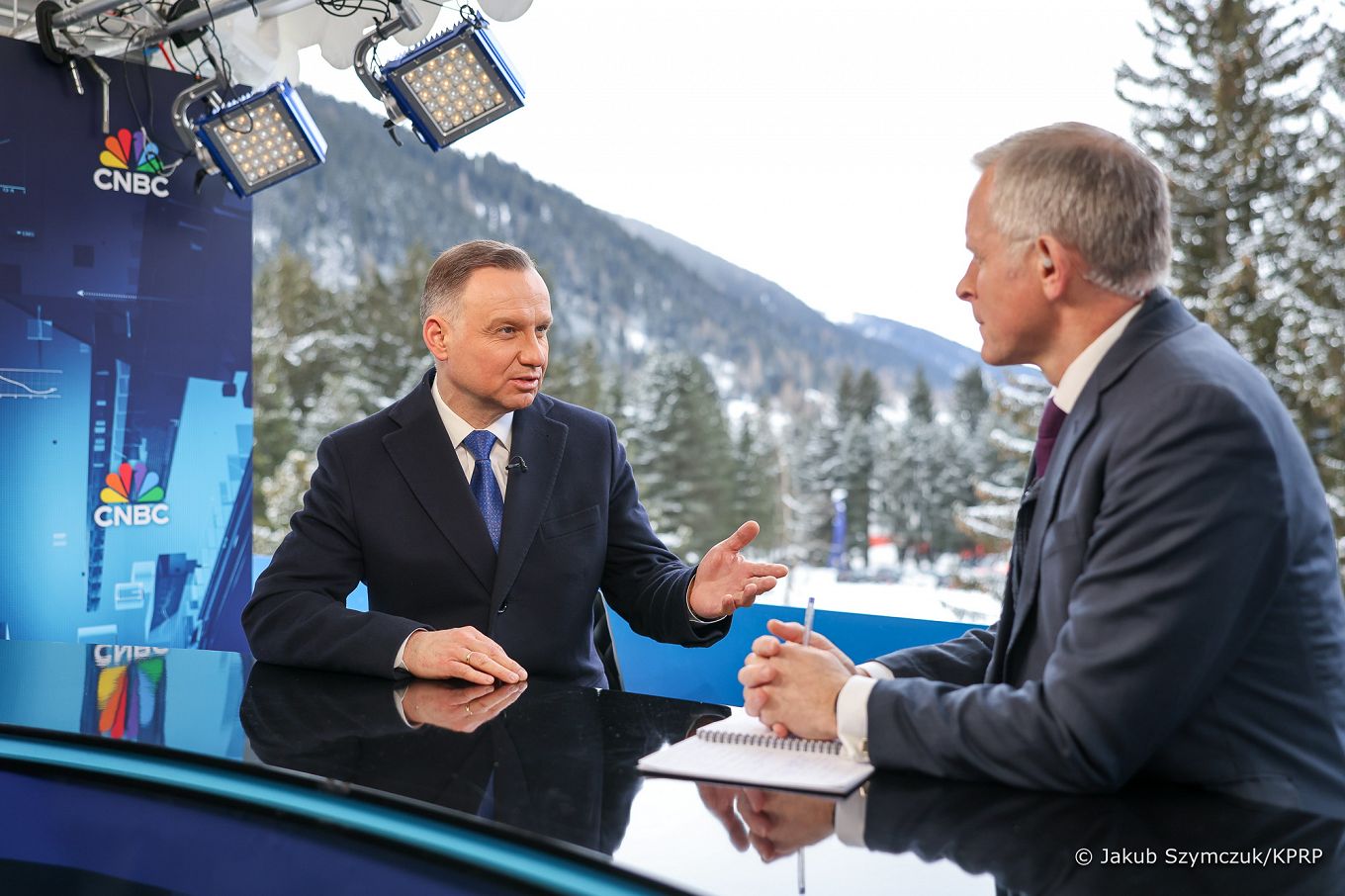 007_15__Andrzej_Duda_wywiad_CNBC_Davos_20230117_JSZ_5136.jpg