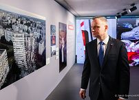 006_12__Andrzej_Duda_wystawa_nt_rosyjskich_zbrodni_wojennych_na_Ukrainie_Davos_20230117_JSZ_5045.jpg