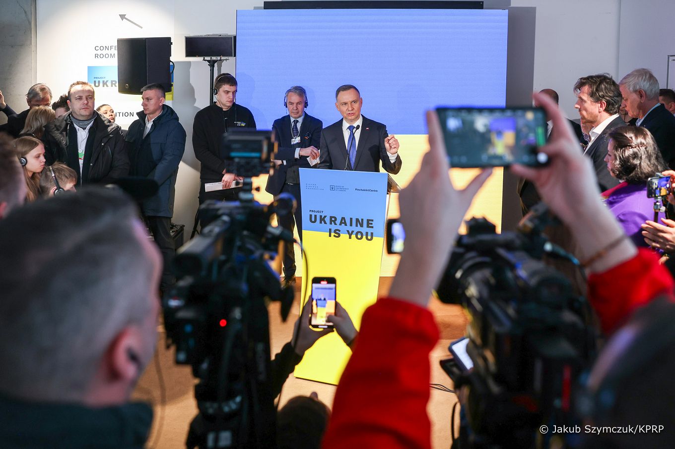 005_09__Andrzej_Duda_wystawa_nt_rosyjskich_zbrodni_wojennych_na_Ukrainie_Davos_20230117_JSZ_4957.jpg