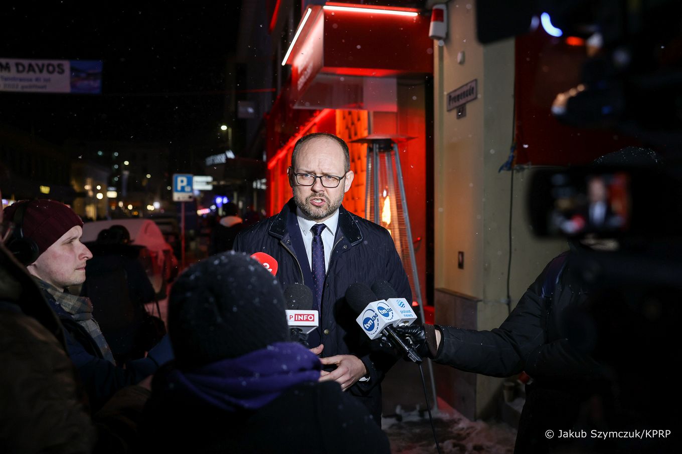 016_49__Marcin_Przydacz_briefing_Davos_Szwajcaria_20230118_JSZ_7230.jpg