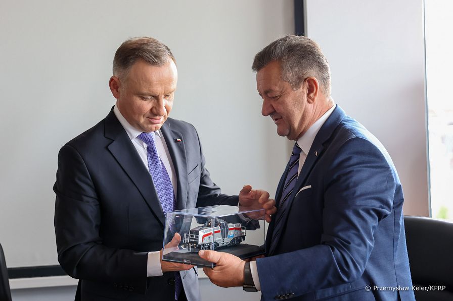 003_Andrzej_Duda_Zarzad_PESA_Bydgoszcz_20231011_PK1_7459.jpg