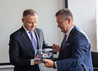 003_Andrzej_Duda_Zarzad_PESA_Bydgoszcz_20231011_PK1_7459.jpg