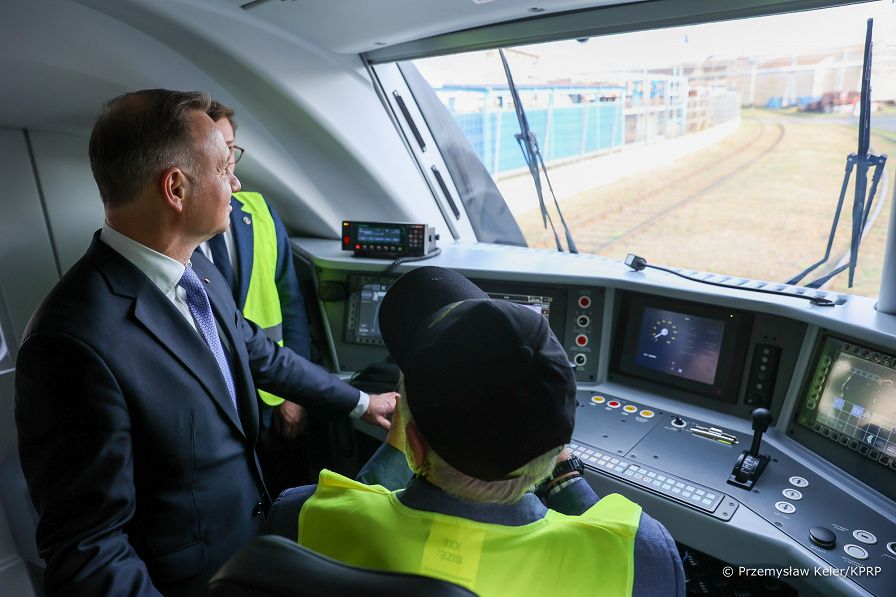 007_Andrzej_Duda_Zaklad_PESA_Bydgoszcz_20231011_PK1_7927.jpg
