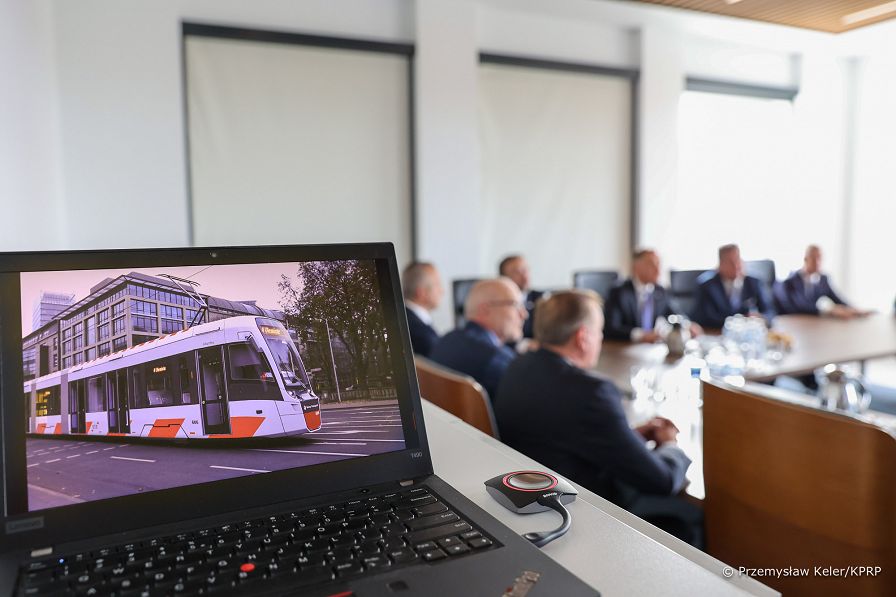 002_Andrzej_Duda_Zarzad_PESA_Bydgoszcz_20231011_PK1_7456.jpg