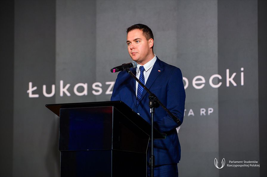 001_Doradca_Lukasz_Rzepecki_Gala_Nagrod_Pro_Juvenes_20231128_foto1.jpg