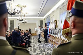 006_Minister_Wojciech_Kolarski_noty_identyfikacyjne_rodziny_ofiar_totalitaryzmow_20231201_MB2_8225.jpg