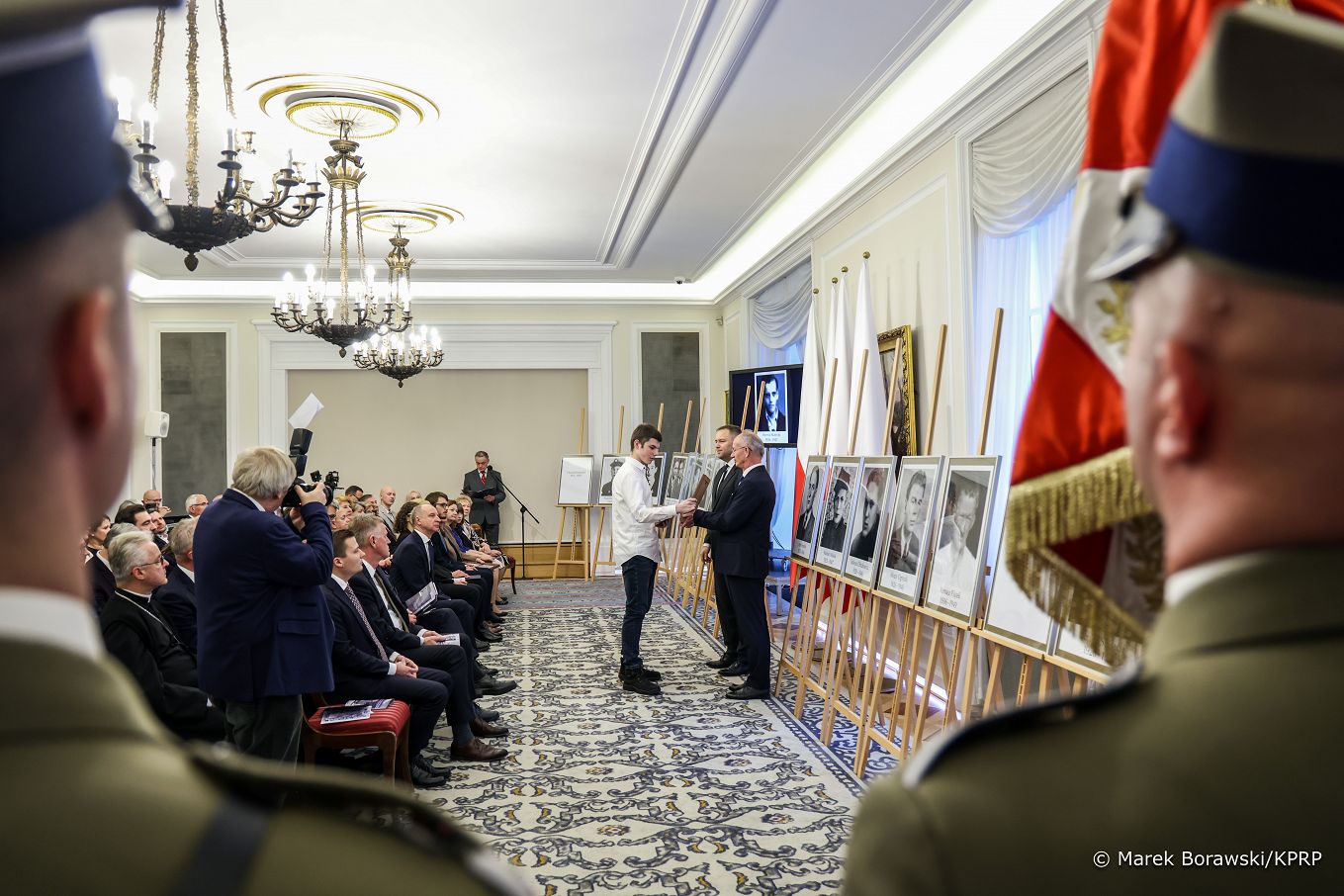 006_Minister_Wojciech_Kolarski_noty_identyfikacyjne_rodziny_ofiar_totalitaryzmow_20231201_MB2_8225.jpg