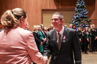 002_Minister_Malgorzata_Paprocka_odznaczenia_panstwowe_Pracownicy_Biura_RPO_20231214_PK1_3168.jpg