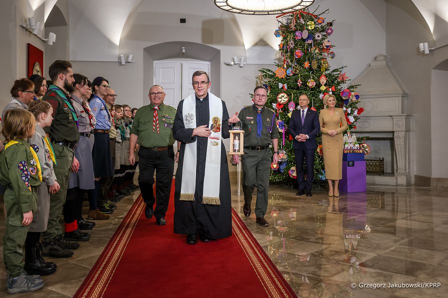 06_Para_Prezydencka_Betlejemskie_Swiatelko_Palac_Prezydencki_20231215_MB1_1246.jpg