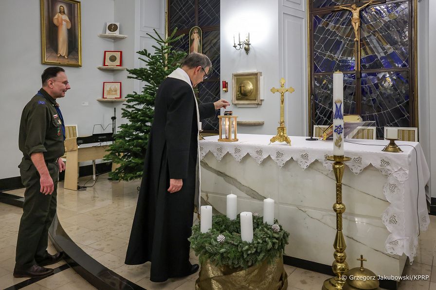 07_Para_Prezydencka_Betlejemskie_Swiatelko_Palac_Prezydencki_20231215_MB1_1271.jpg