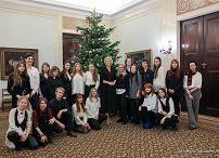 21_Agata_Kornhauser_Duda_Ubieranie_Choinki_Sien_Wielka_20231206_GJA_4688.jpg