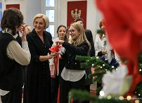 03_Agata_Kornhauser_Duda_Ubieranie_Choinki_Sien_Wielka_20231206_GJA_4045.jpg