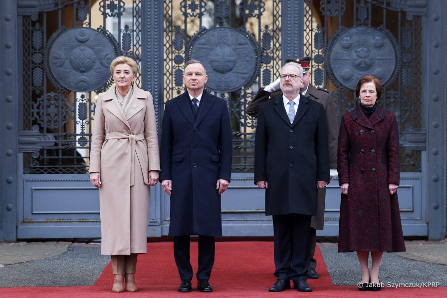 04__Andrzej_Agata_Duda_powitanie_Ryga_Lotwa_20230201_JS__7858.jpg