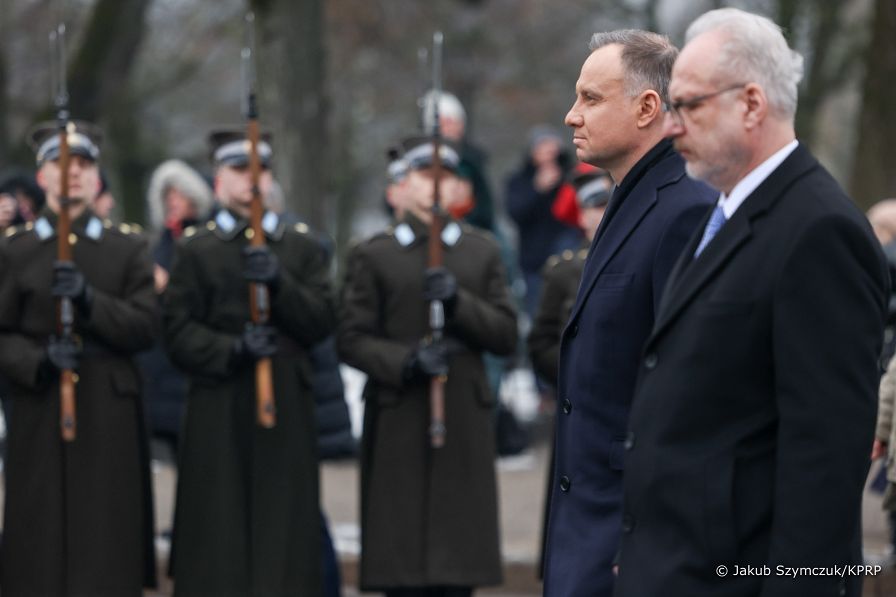 32__Andrzej_Duda_zlozenie_wienca_Ryga_Lotwa_20230201_JS__8145.jpg
