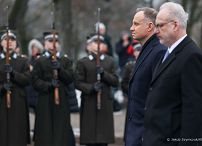 32__Andrzej_Duda_zlozenie_wienca_Ryga_Lotwa_20230201_JS__8145.jpg