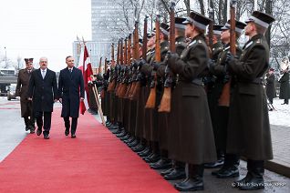 05__Andrzej_Agata_Duda_powitanie_Ryga_Lotwa_20230201_JSZ_9266.jpg