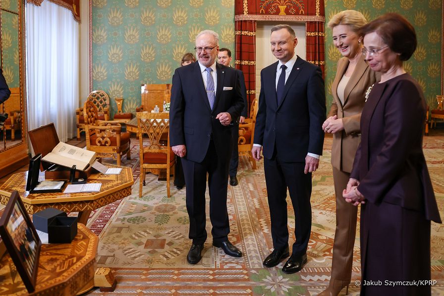 15__Andrzej_Agata_Duda_powitanie_Ryga_Lotwa_20230201_JSZ_9548.jpg