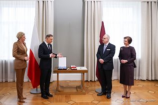 16__Andrzej_Agata_Duda_powitanie_Ryga_Lotwa_20230201_JSZ_9613.jpg