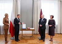 16__Andrzej_Agata_Duda_powitanie_Ryga_Lotwa_20230201_JSZ_9613.jpg