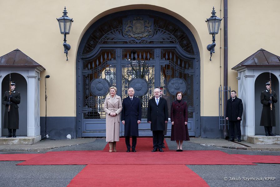 01__Andrzej_Agata_Duda_powitanie_Ryga_Lotwa_20230201_JSZ_9235.jpg