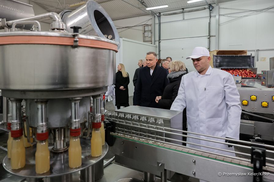 02__Andrzej_Duda_tłocznia_sokow_Kaleczew_20230210_PK1_7826.jpg
