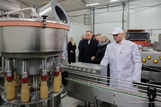 02__Andrzej_Duda_tłocznia_sokow_Kaleczew_20230210_PK1_7826.jpg