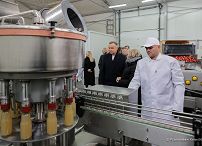 02__Andrzej_Duda_tłocznia_sokow_Kaleczew_20230210_PK1_7826.jpg