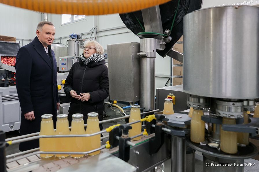 03__Andrzej_Duda_tłocznia_sokow_Kaleczew_20230210_PK1_7844.jpg