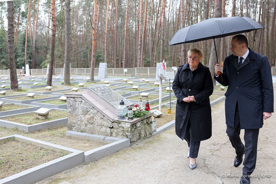 03__Grazyna_Ignaczak_Bandych_Cmentarz_Ofiar_Hitleryzmu_1939_1945_Jagiełla_Niechciałki _20230324_MB1_0353.jpg