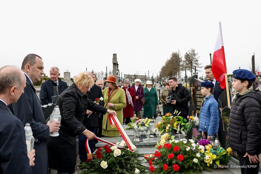 005_20230324_Grazyna_Ignaczak_Bandych_groby_Rodzin_Ratujacych_Zydow_MB1_0554.jpg