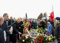 005_20230324_Grazyna_Ignaczak_Bandych_groby_Rodzin_Ratujacych_Zydow_MB1_0554.jpg