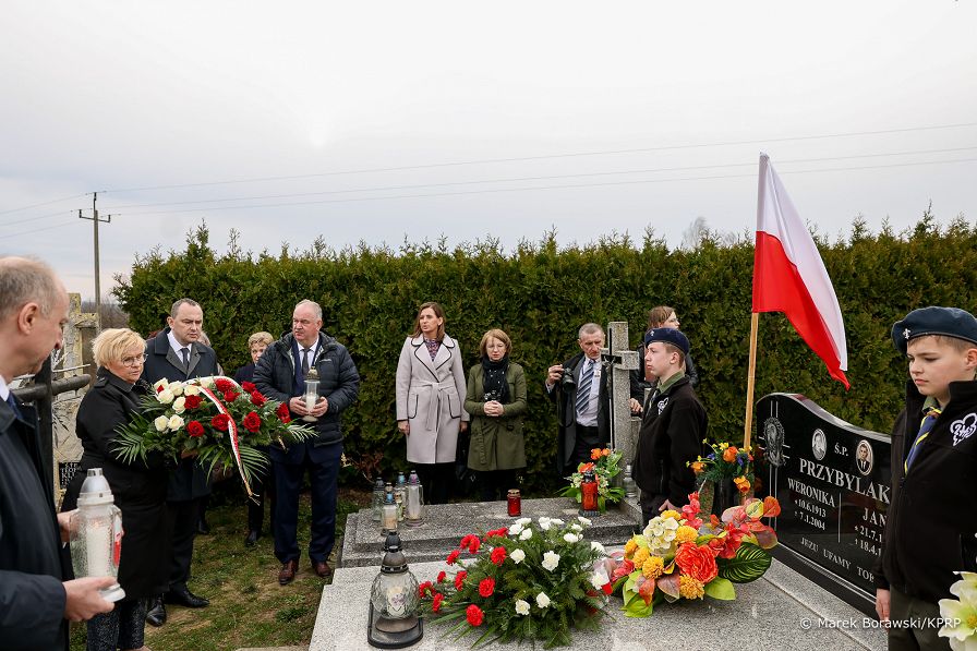 008_20230324_Grazyna_Ignaczak_Bandych_groby_Rodzin_Ratujacych_Zydow_MB1_0678.jpg