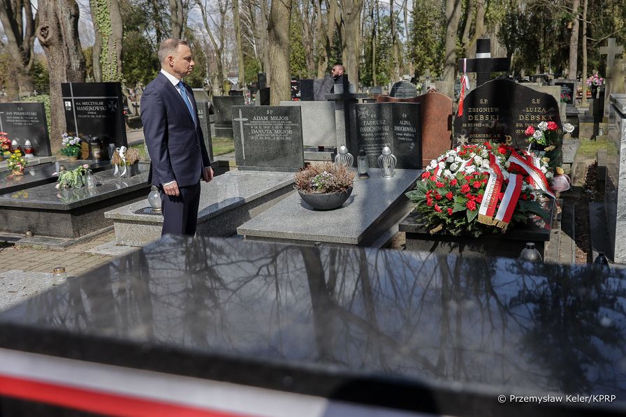 40__Andrzej_Duda_13_rocznica_katastrofy_smolenskiej_Powazki_Warszawa_20230410_PK1_2677.jpg