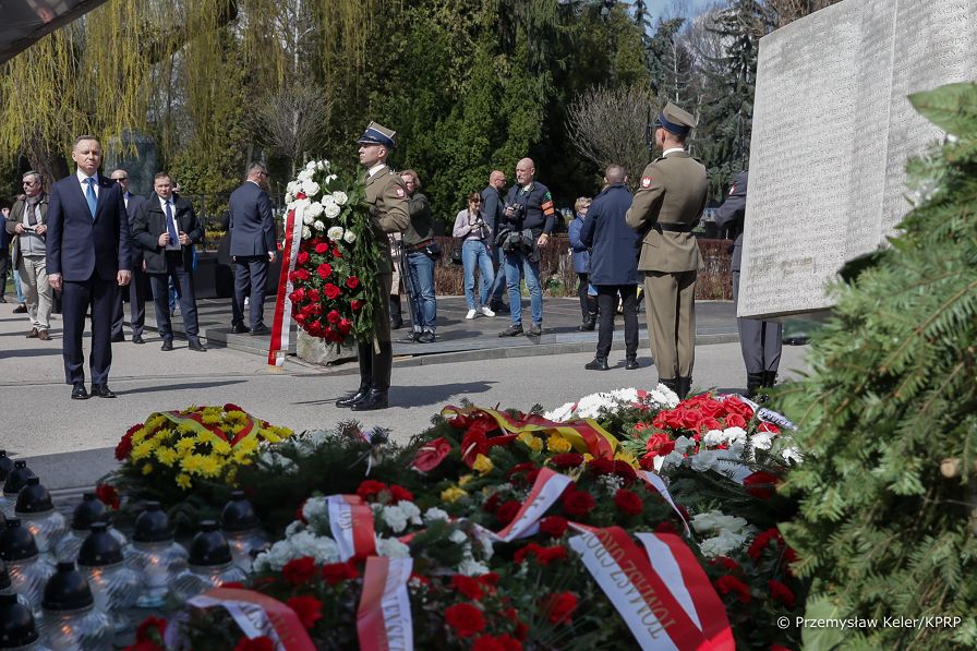 28__Andrzej_Duda_13_rocznica_katastrofy_smolenskiej_Powazki_Warszawa_20230410_PK1_1974.jpg