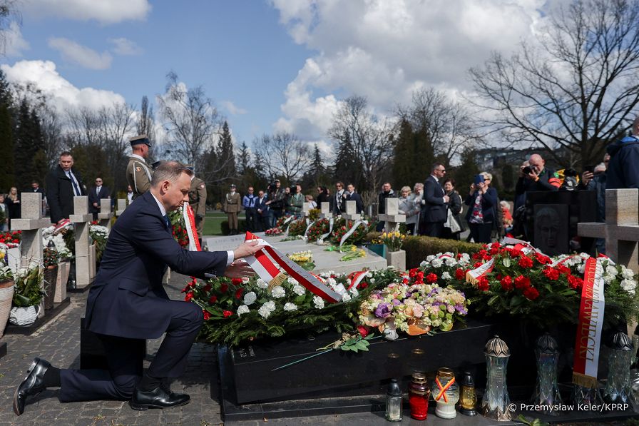 38__Andrzej_Duda_13_rocznica_katastrofy_smolenskiej_Powazki_Warszawa_20230410_PK1_2563.jpg