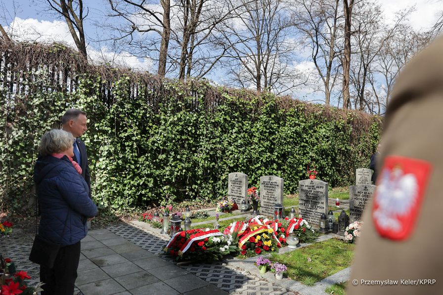 44__Andrzej_Duda_13_rocznica_katastrofy_smolenskiej_Powazki_Warszawa_20230410_PK1_2853.jpg