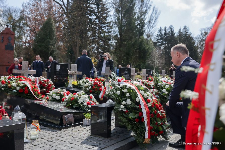 37__Andrzej_Duda_13_rocznica_katastrofy_smolenskiej_Powazki_Warszawa_20230410_PK1_2492.jpg