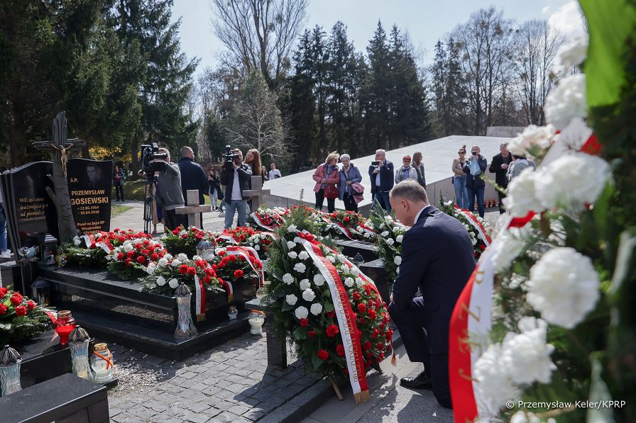 34__Andrzej_Duda_13_rocznica_katastrofy_smolenskiej_Powazki_Warszawa_20230410_PK1_2403.jpg