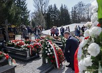 34__Andrzej_Duda_13_rocznica_katastrofy_smolenskiej_Powazki_Warszawa_20230410_PK1_2403.jpg