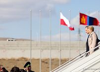 01__Andrzej_Agata_Duda_przylot_Mongolia_20230424_MB2_1137.jpg