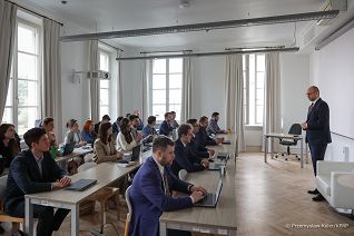 002_20230522_Marcin_Przydacz_Wyklad_Akademia_Duplomacji_PK1_8217.jpg