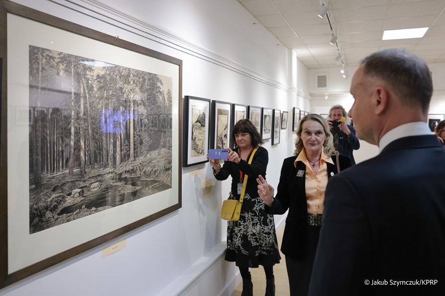 01_Prezydent_Andrzej_Duda_Polski_Osrodek_Kulturalny-w zwiedzaniu i prezentacji działalności Polskiego Ośrodka Społeczno-Kulturalnego_20230523JS__1401.jpg