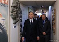 04_Prezydent_Andrzej_Duda_Polski_Osrodek_Kulturalny-w zwiedzaniu i prezentacji działalności Polskiego Ośrodka Społeczno-Kulturalnego_20230523JS__1516.jpg