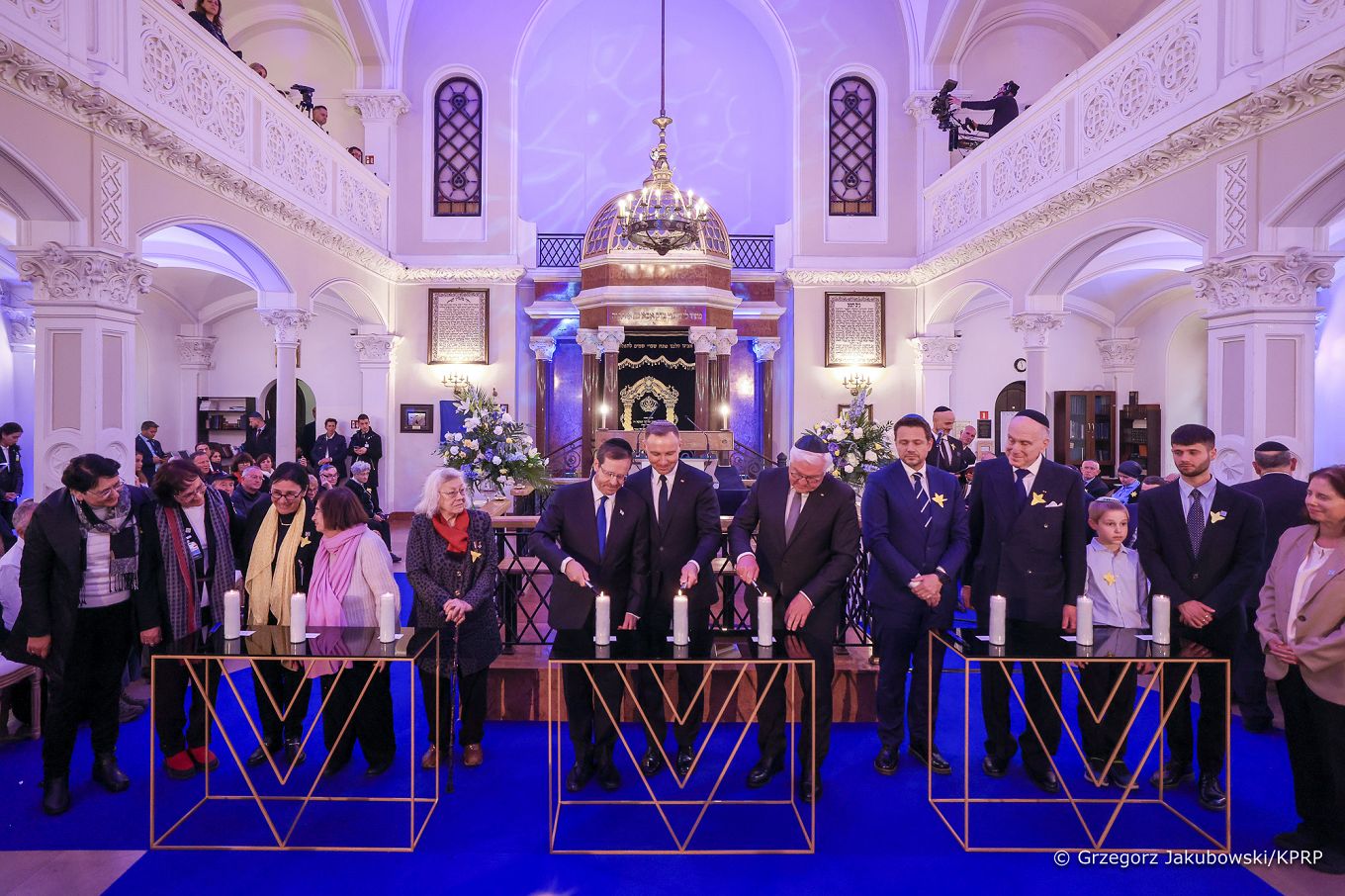 028_02__Andrzej_Agata_Duda_Synagoga_Nozykow_80_rocznica_Powstania_w_Gettcie_Warszawskim_20230419_GJB_6870.jpg