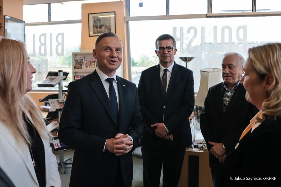 03_Prezydent_Andrzej_Duda_Polski_Osrodek_Kulturalny-w zwiedzaniu i prezentacji działalności Polskiego Ośrodka Społeczno-Kulturalnego_20230523JS__1496.jpg