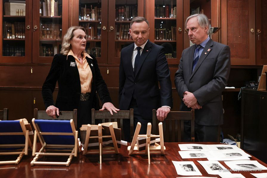 02_Prezydent_Andrzej_Duda_Polski_Osrodek_Kulturalny-w zwiedzaniu i prezentacji działalności Polskiego Ośrodka Społeczno-Kulturalnego_20230523JS__1436.jpg