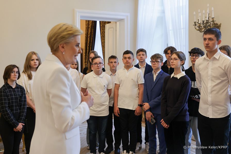 02_spotkanie_Agaty_Kornhauser_Dudy_z_ uczniami_Szkoly_Podstawowej_20230616_PK1_1217.jpg
