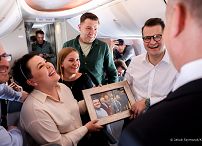 035_001_20230516_Andrzej_Duda_Samolot_Islandia_Prezent_Dziennikarze_JSZ_4191.jpg
