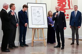 06__Wojciech_Kolarski_przekazanie_grafika_autorstwa_Henryk_Jerzy_Chmielewski_ Muzeum_Historii_Polski_20230607_MB2_2440.jpg