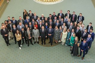 02_Prezydent_Andrzej_Duda_Minister_Marcin_Przydacz_spotkanie_sala_Kolumnowa_20230814_PK1_3663.jpg